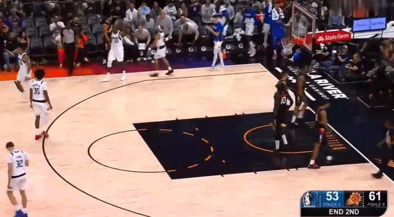 360体育-太阳半场61-53领先独行侠,布克19分&弗拉格10中3得到6分